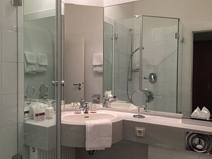kleines, aber gut ausgestattetes Badezimmer