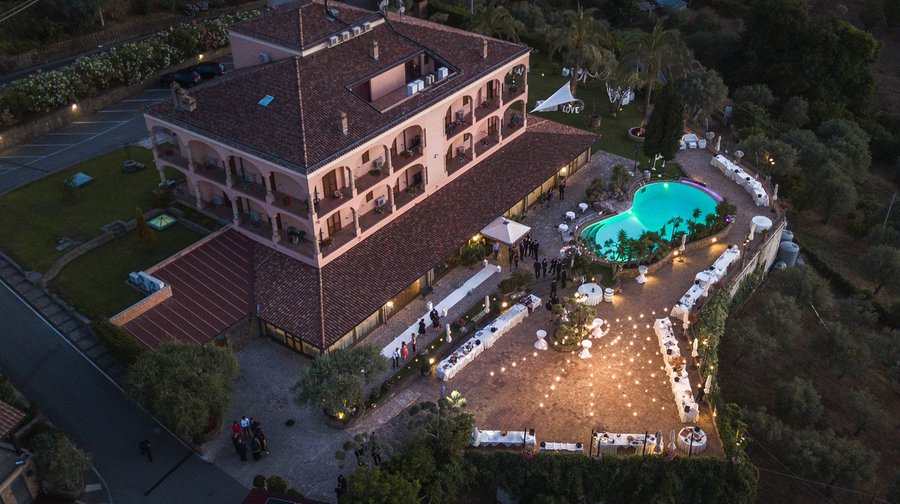 Vista aerea dell'hotel, della piscina e della terrazza