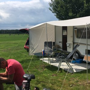 Zeer ruime plekken op deze rustige kleine camping. 