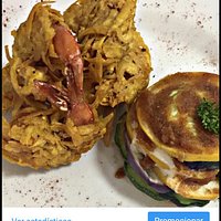 Fiesta de Langostinos: Langostinos rebozados en crocante plátano verde acompañado de ratatouille