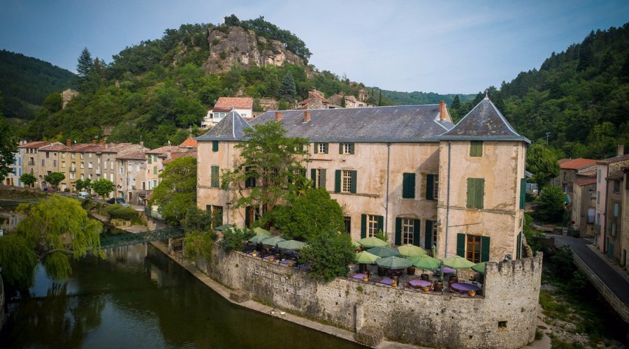 Le restaurant se trouve dans le château en bordure du Gravezon