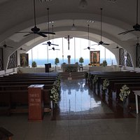 Dentro da Igreja vista para o altar