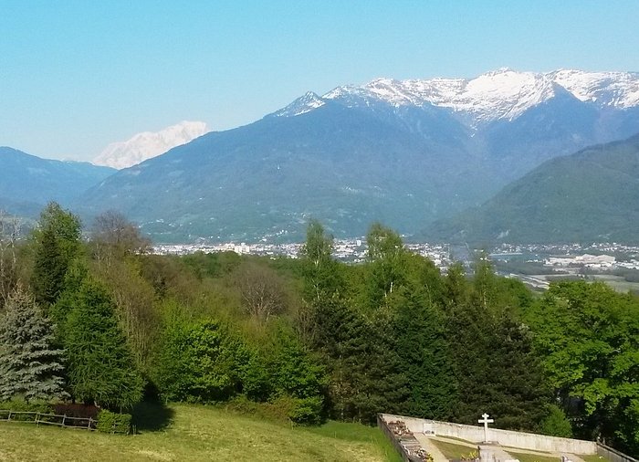 l'église domine la Combe de Savoie avec vue sur le Mt Blanc
