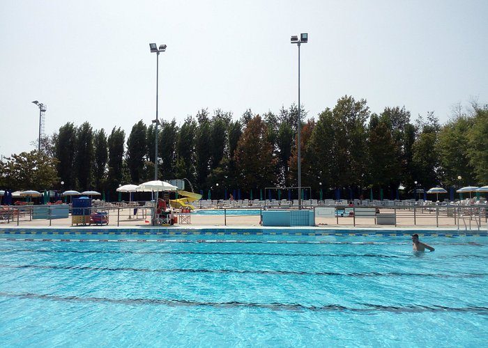 Le due piscine all'interno, una per il nuoto e l'altra dotata di idromassaggio.