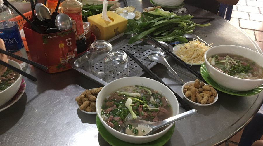 朝食のフォー、牛肉は柔らかく食べやすい。付け合せの葉っぱ類は、入れられなかった