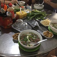 朝食のフォー、牛肉は柔らかく食べやすい。付け合せの葉っぱ類は、入れられなかった