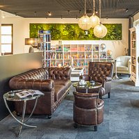 Gemütliche Lounge mit Blick auf das Treiben vor dem Stadttor.