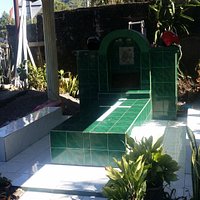 grób na podwórku to częsty widok na Flores :)