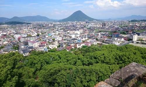 丸亀城址より