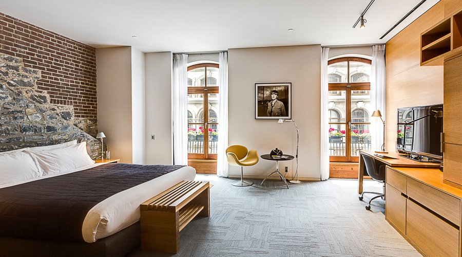 Suite Junior - Luxurious King Size bed, comfortable workspace, bathtub and heated floor.