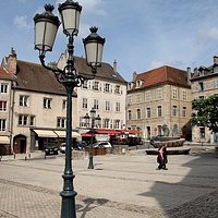 La place de l'Eglise dans la vieille ville de Vesoul