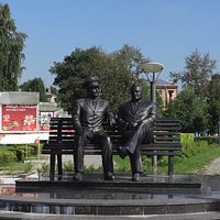 Памятник С.П. Королеву и Ю.А. Гагарину (вид анфас)