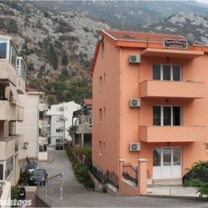 Maison rose. La gardienne des clés est dans la maison située derrière.