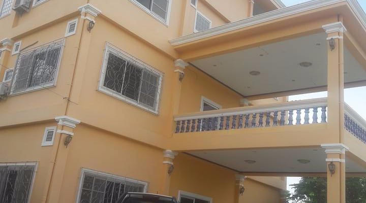 Front of hotel & breakfast nook.
