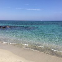 Paradiesischer Strand, weißer feiner Sand, kristallklares Wasser mit karibischen Farben. Ein Ort