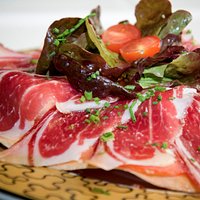 Coca de jamón ibérico con mozzarella fresca