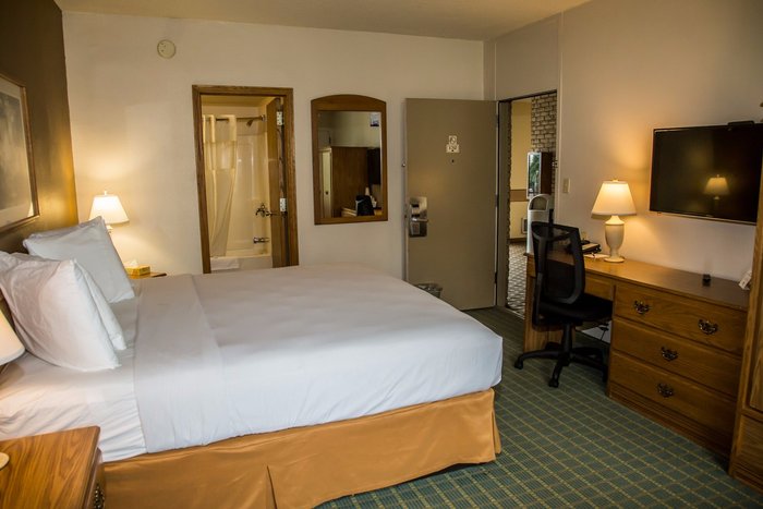 Baymont by Wyndham Fargo Rooms: Pictures & Reviews - Tripadvisor