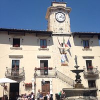La fontana e il municipio alle spalle