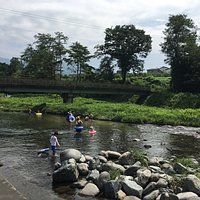 小学生用の穏やかで広い場所と、幼児用の浅く流れの緩やかな場所があります。