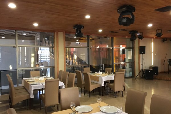 Кафе батуми бутово. White Restaurant Батуми. Restaurant qaravani Батуми. Ресторан Colorit Батуми. Ресторан Саквартело Батуми.