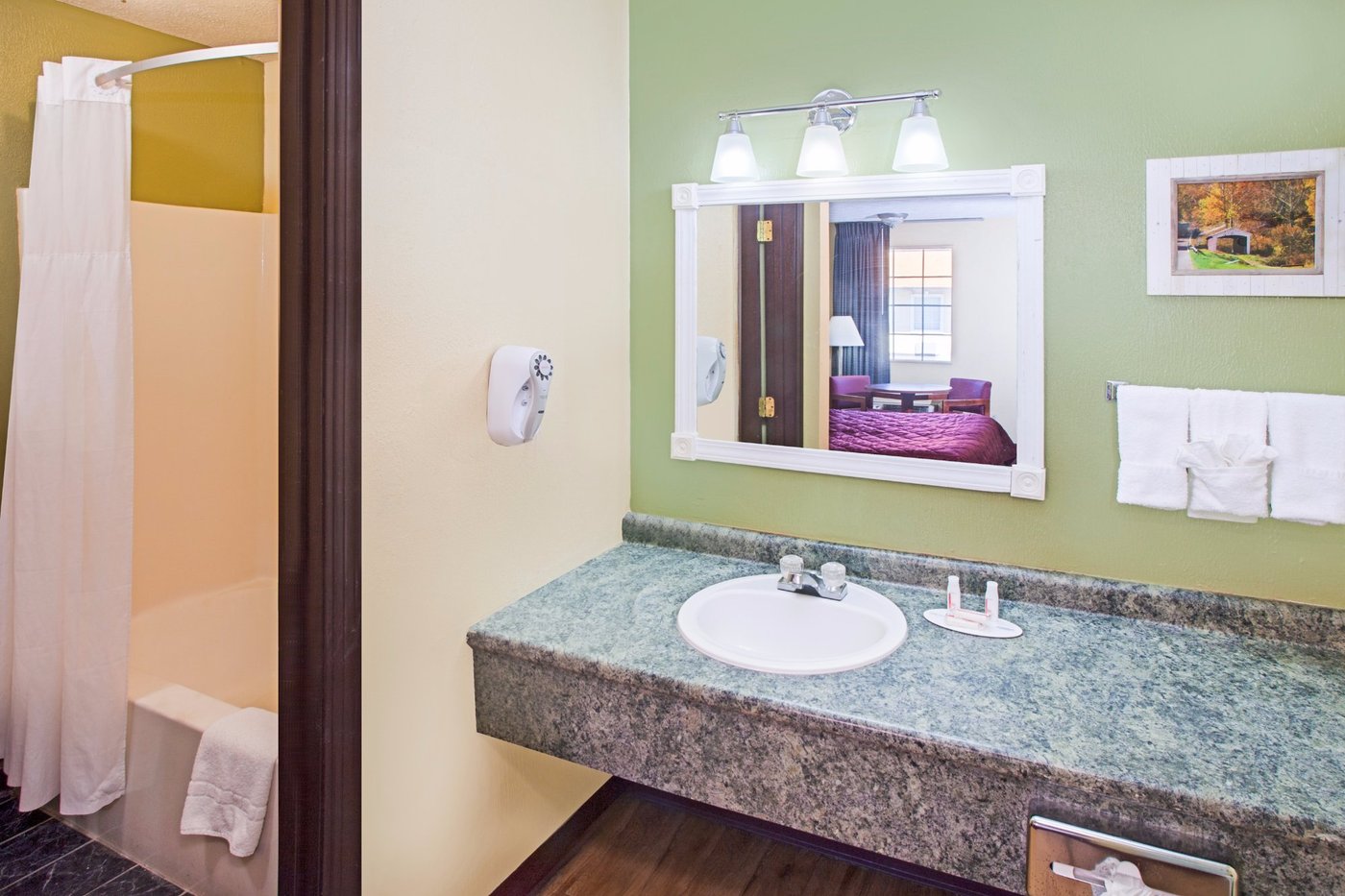 DAYS INN & SUITES BY WYNDHAM TERRE HAUTE: Bewertungen, Fotos ...