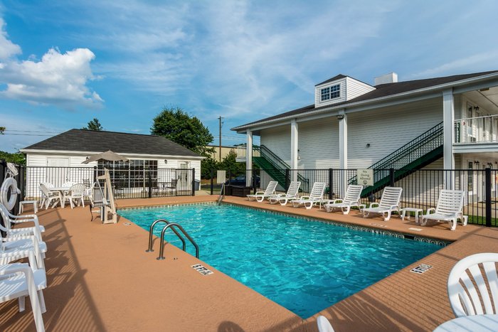 Quality Inn University Area Pool: Pictures & Reviews - Tripadvisor