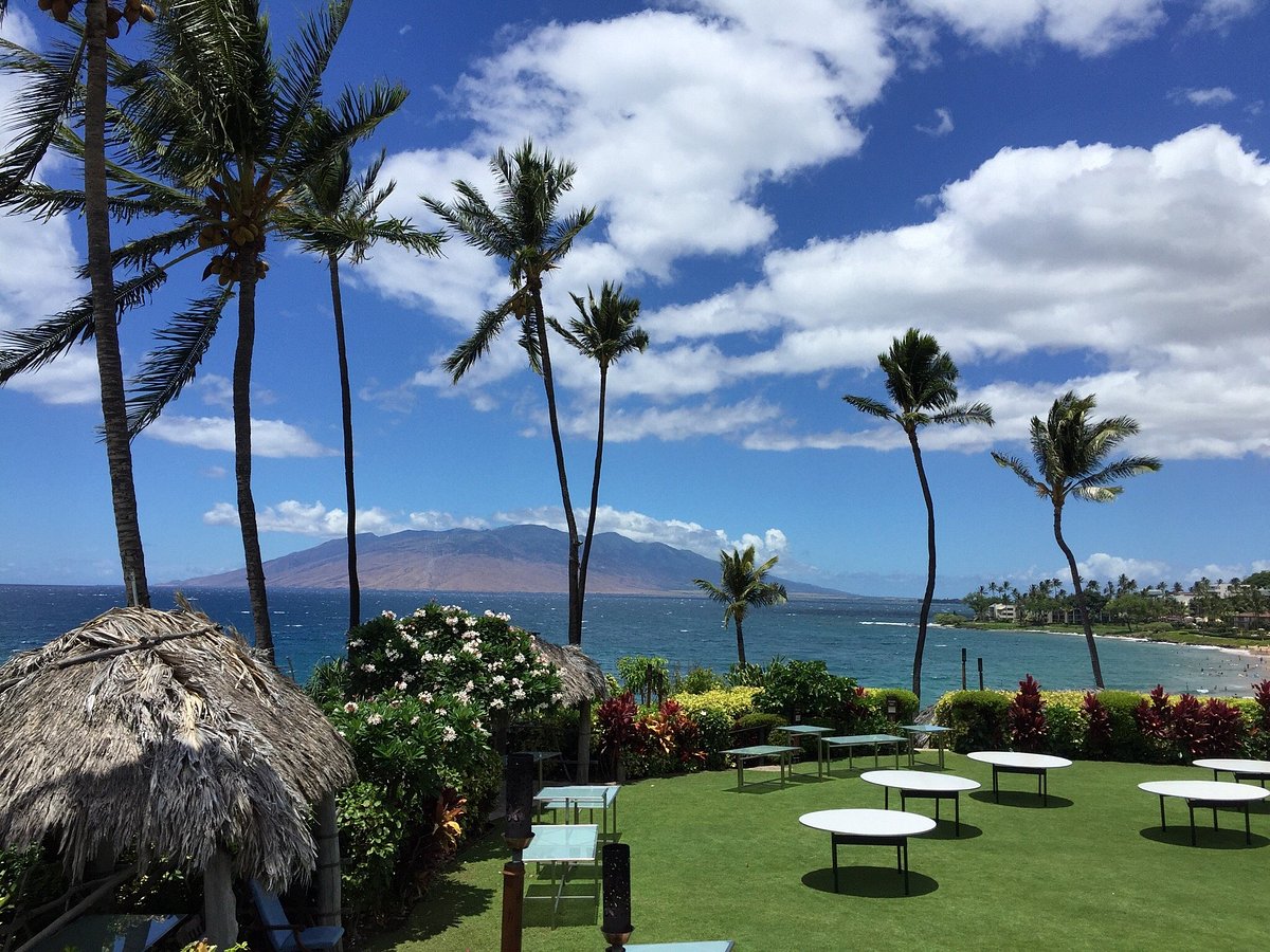 A Glam Oceanfront Wedding At The Four Seasons in Maui, Hawaii