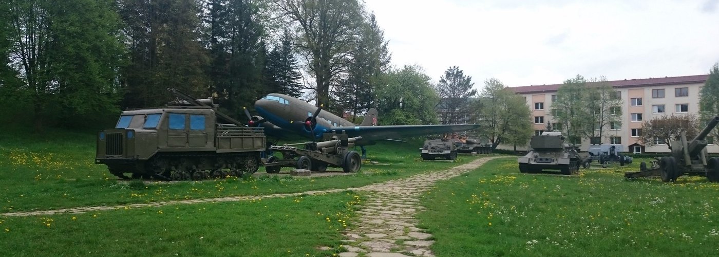 Voľne prístupná vojenská technika za budovou múzea.