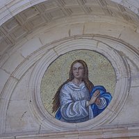 Uno dei mosaici sulla facciata della Chiesa