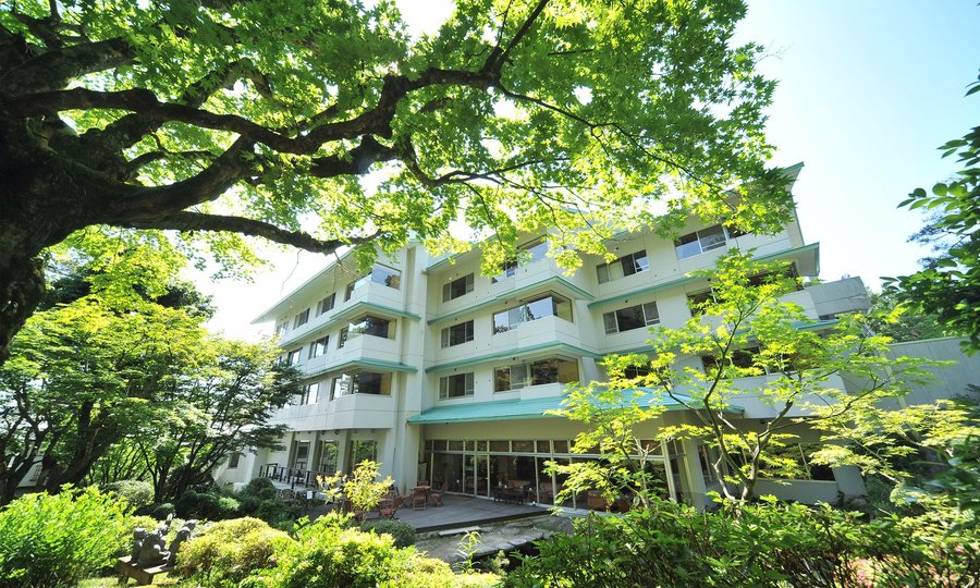 【外観】風薫る庭園から見る長生館
