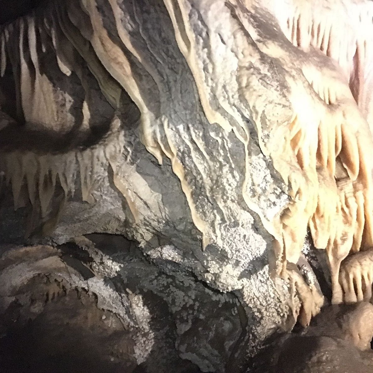Paisagem natural pixelada com homem das cavernas perto de bônus de