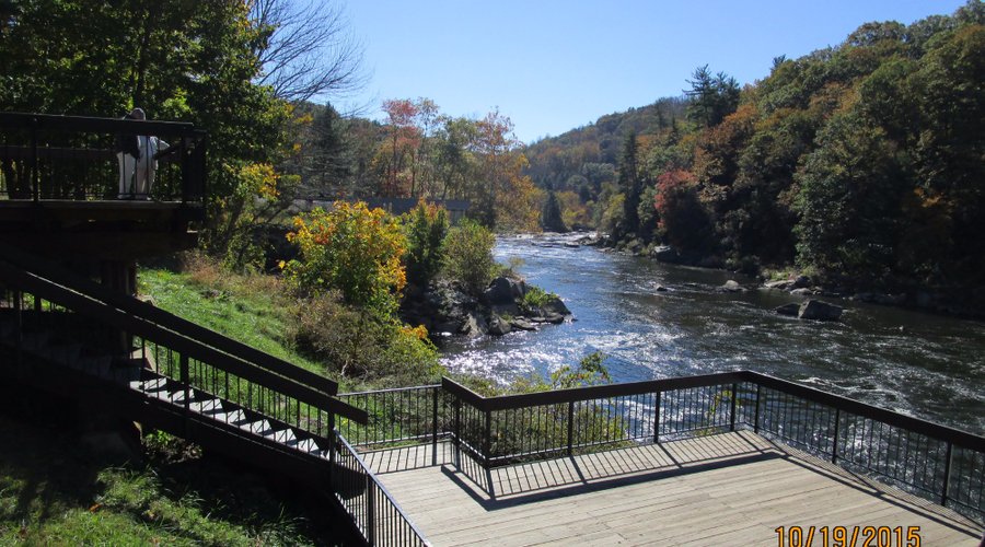 along the road to Fallingwater is a beautiful park