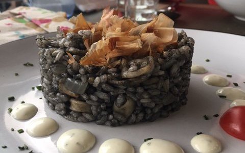 Arroz negro con chipirones, copos de atún y mayonesa de ajo