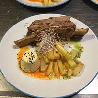 costillar con flan de provolone y papas fritas