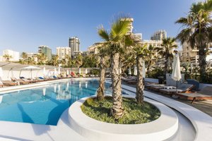 حمام السباحة والشاطئ
