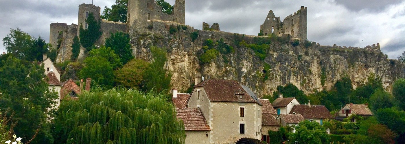 A voir : Les restes de l'abbaye Sainte Croix (l'église) qui était située dans la vallée au pied 