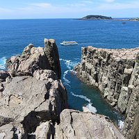 東尋坊と遊覧船、雄島