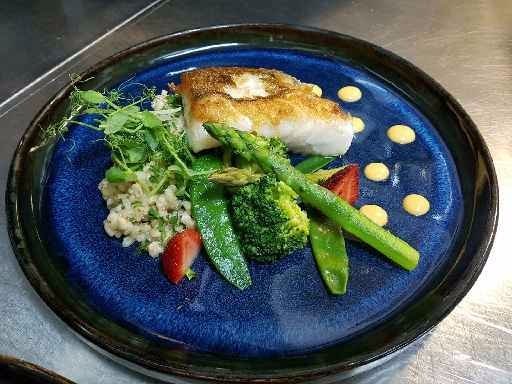 Kuchnia sezonowa: halibut, kasza pęczak, dodatki