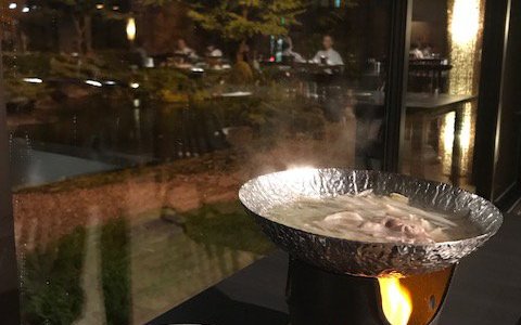 ライトアップの庭園を見ながら一人で食事