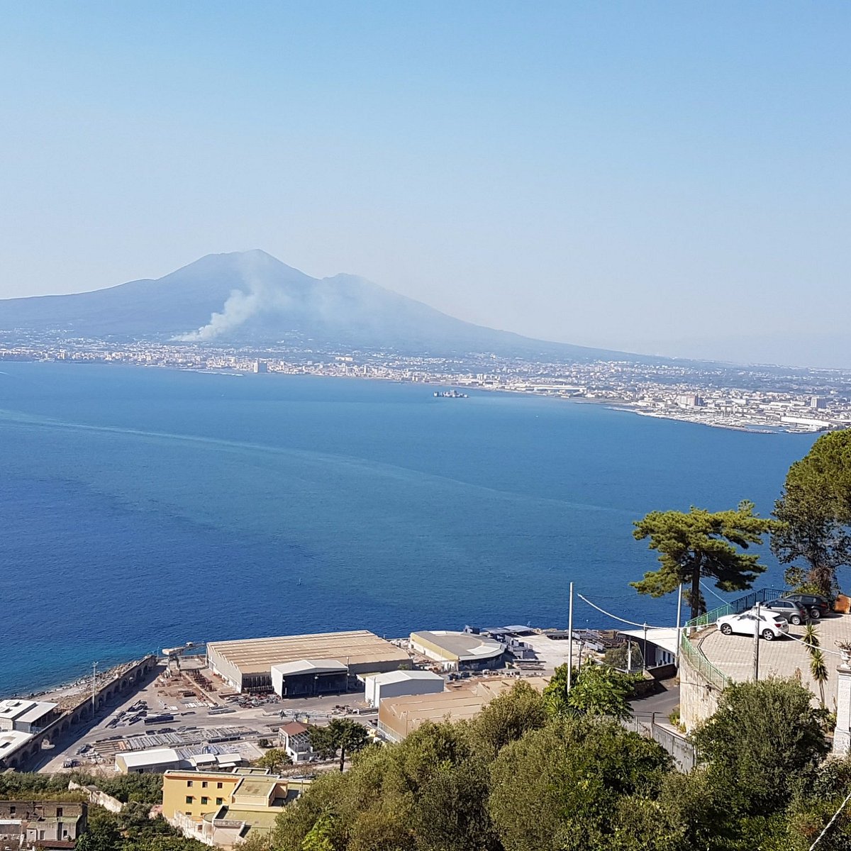 Castellammare di Stabia Италия. Кастелламмаре ди Стабия пляжи. Замок в Кастелламмаре ди Стабия.