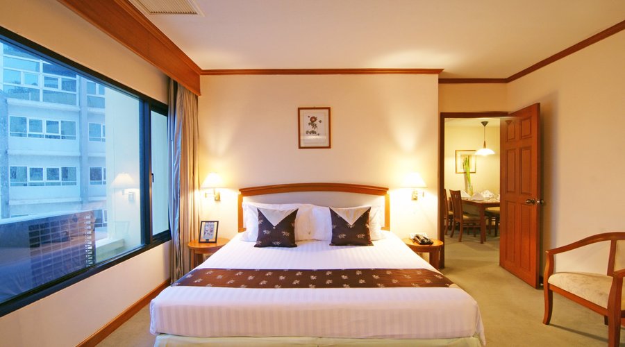 Deluxe Suite: 2 bedroom, 2 bathroom, can accommodate 4 guests