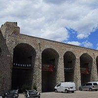 la plaza a la que da la puerta