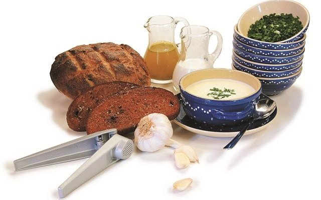 Bärlausuppe und Knoblauchbrot