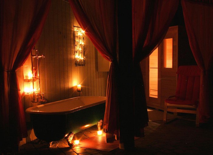 Candles covering the bathtub  Candle light bedroom, Romantic bathrooms,  Candle light room