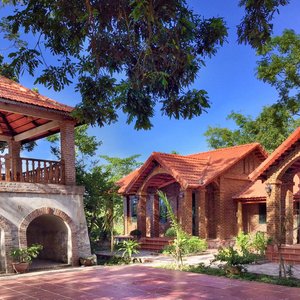Bungalows and cafe area