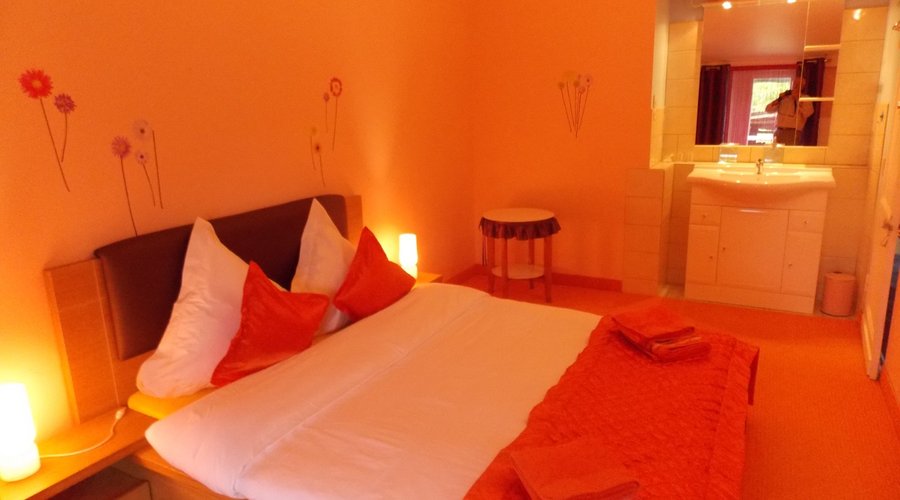 Chambre ORANGE pour 3 adultes et 1 enfant