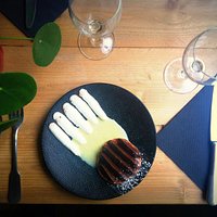 Macaron chocolat, crème anglaise et Chantilly...yummy!!!