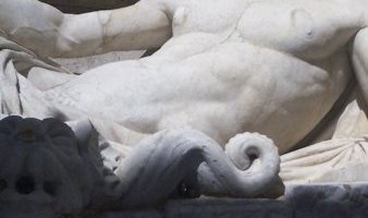 Detalle estatua grande