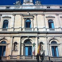 Particolari architettonici della facciata .....