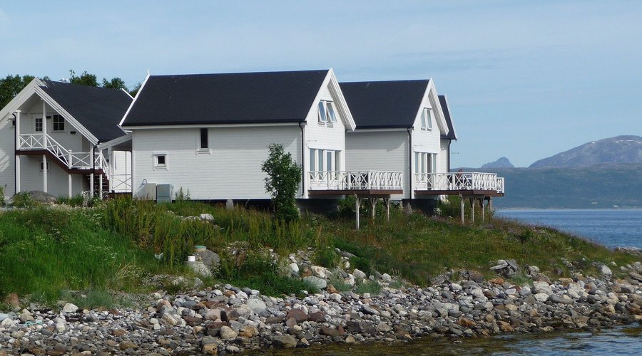 Vil du fiske stor fisk, er dette stedet. Hyggelige sjøhus med terrasse ut mot havnen og havet.
